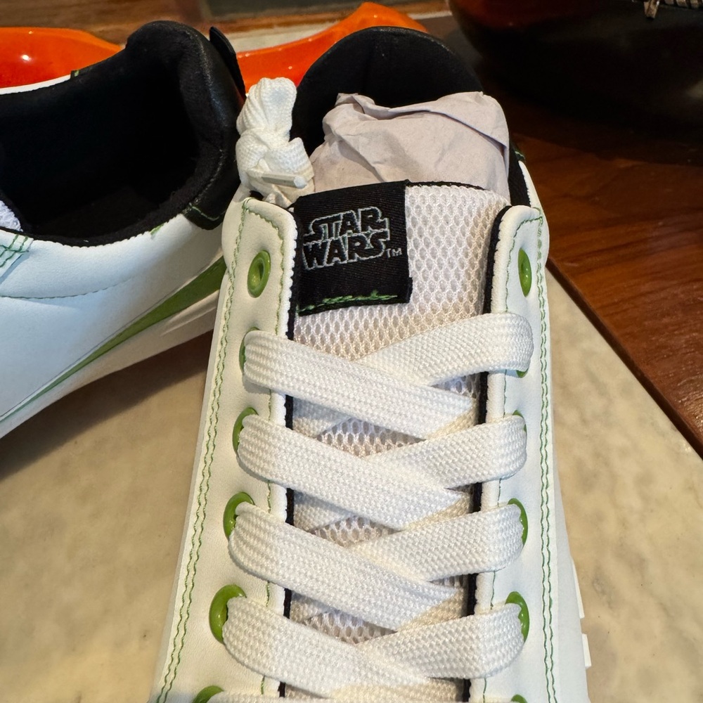Star Wars White and Green Sneakers with Sleek Design - Picture 5 of 14